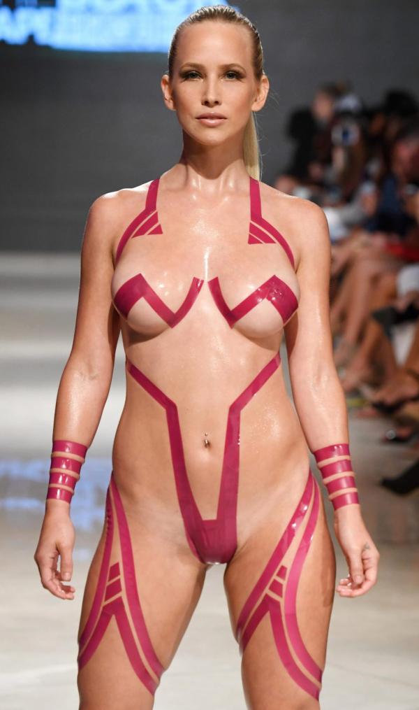 Bikini làm từ... băng keo: Mốt mới của mùa hè chỉ dám mặc mà không dám cởi Bikini làm từ... băng keo: Mốt mới của mùa hè chỉ dám mặc mà không dám cởi