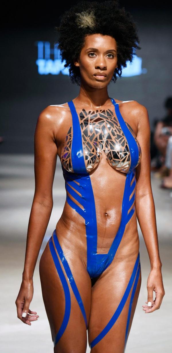 Bikini làm từ... băng keo: Mốt mới của mùa hè chỉ dám mặc mà không dám cởi Bikini làm từ... băng keo: Mốt mới của mùa hè chỉ dám mặc mà không dám cởi