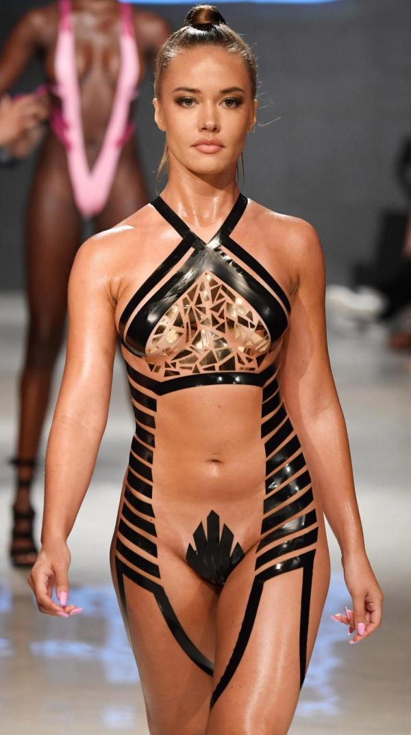 Bikini làm từ... băng keo: Mốt mới của mùa hè chỉ dám mặc mà không dám cởi Bikini làm từ... băng keo: Mốt mới của mùa hè chỉ dám mặc mà không dám cởi
