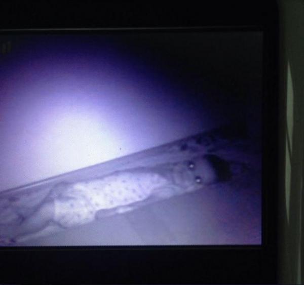 Giật mình khiếp sợ hình ảnh 'creepy' được chụp lại từ camera quan sát phòng ngủ của trẻ Giật mình khiếp sợ hình ảnh 'creepy' được chụp lại từ camera quan sát phòng ngủ của trẻ