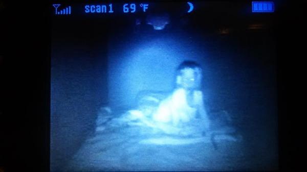 Giật mình khiếp sợ hình ảnh 'creepy' được chụp lại từ camera quan sát phòng ngủ của trẻ Giật mình khiếp sợ hình ảnh 'creepy' được chụp lại từ camera quan sát phòng ngủ của trẻ