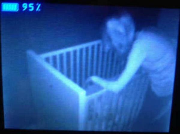 Giật mình khiếp sợ hình ảnh 'creepy' được chụp lại từ camera quan sát phòng ngủ của trẻ Giật mình khiếp sợ hình ảnh 'creepy' được chụp lại từ camera quan sát phòng ngủ của trẻ