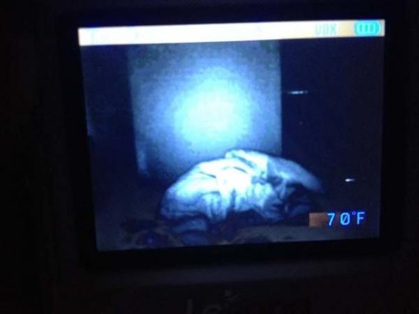 Giật mình khiếp sợ hình ảnh 'creepy' được chụp lại từ camera quan sát phòng ngủ của trẻ Giật mình khiếp sợ hình ảnh 'creepy' được chụp lại từ camera quan sát phòng ngủ của trẻ