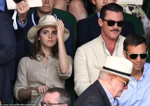 Vô tình xuất hiện trong ảnh của Emma Watson, mỹ nam 'Vườn Sao Băng' nổi rần rần nơi trời Tây Vô tình xuất hiện trong ảnh của Emma Watson, mỹ nam 'Vườn Sao Băng' nổi rần rần nơi trời Tây