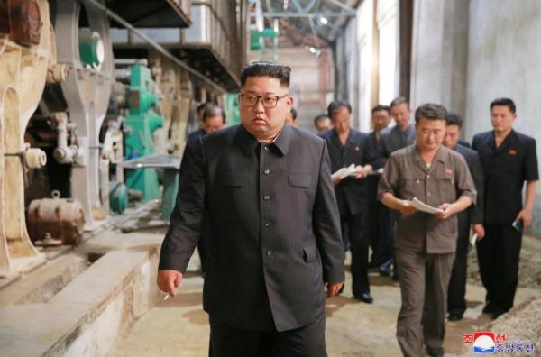 Kim Jong Un 'vi hành': Nhà máy xà phòng, nông trại cá và những chiếc balo màu hồng Kim Jong Un 'vi hành': Nhà máy xà phòng, nông trại cá và những chiếc balo màu hồng