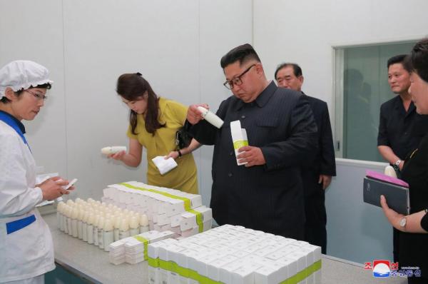 Kim Jong Un 'vi hành': Nhà máy xà phòng, nông trại cá và những chiếc balo màu hồng Kim Jong Un 'vi hành': Nhà máy xà phòng, nông trại cá và những chiếc balo màu hồng