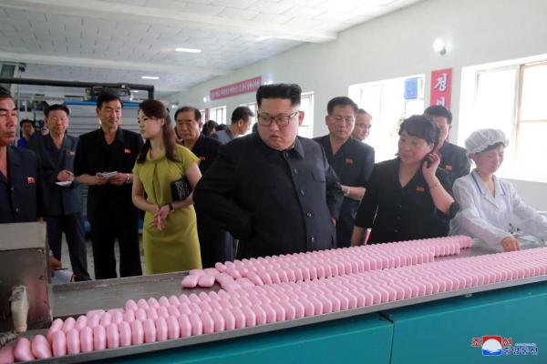 Kim Jong Un 'vi hành': Nhà máy xà phòng, nông trại cá và những chiếc balo màu hồng Kim Jong Un 'vi hành': Nhà máy xà phòng, nông trại cá và những chiếc balo màu hồng