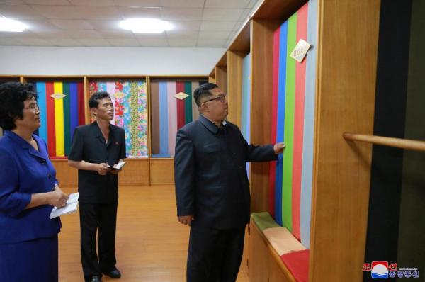 Kim Jong Un 'vi hành': Nhà máy xà phòng, nông trại cá và những chiếc balo màu hồng Kim Jong Un 'vi hành': Nhà máy xà phòng, nông trại cá và những chiếc balo màu hồng