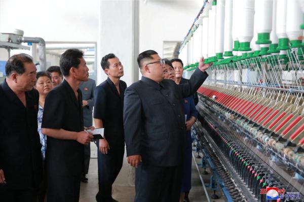Kim Jong Un 'vi hành': Nhà máy xà phòng, nông trại cá và những chiếc balo màu hồng Kim Jong Un 'vi hành': Nhà máy xà phòng, nông trại cá và những chiếc balo màu hồng