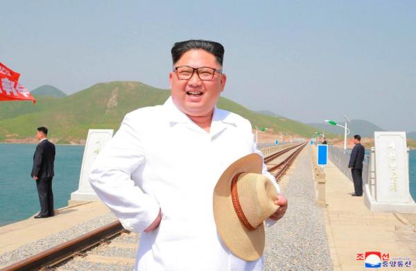 Kim Jong Un 'vi hành': Nhà máy xà phòng, nông trại cá và những chiếc balo màu hồng Kim Jong Un 'vi hành': Nhà máy xà phòng, nông trại cá và những chiếc balo màu hồng