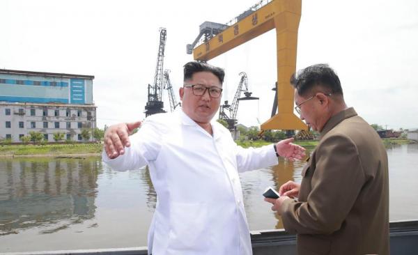 Kim Jong Un 'vi hành': Nhà máy xà phòng, nông trại cá và những chiếc balo màu hồng Kim Jong Un 'vi hành': Nhà máy xà phòng, nông trại cá và những chiếc balo màu hồng