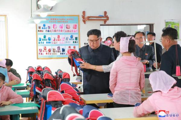 Kim Jong Un 'vi hành': Nhà máy xà phòng, nông trại cá và những chiếc balo màu hồng Kim Jong Un 'vi hành': Nhà máy xà phòng, nông trại cá và những chiếc balo màu hồng