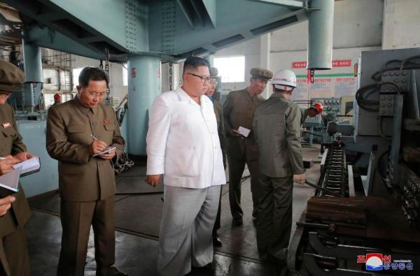 Kim Jong Un 'vi hành': Nhà máy xà phòng, nông trại cá và những chiếc balo màu hồng Kim Jong Un 'vi hành': Nhà máy xà phòng, nông trại cá và những chiếc balo màu hồng