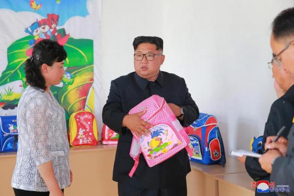 Kim Jong Un 'vi hành': Nhà máy xà phòng, nông trại cá và những chiếc balo màu hồng Kim Jong Un 'vi hành': Nhà máy xà phòng, nông trại cá và những chiếc balo màu hồng