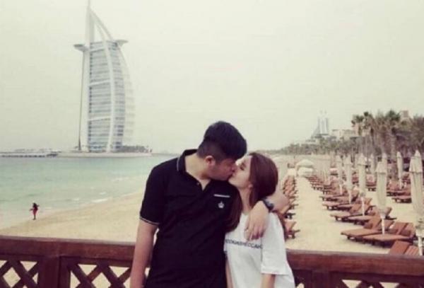 Sắp vào tù vì chi 800 tỷ chiều bạn gái, 'cậu ấm' Trung Quốc còn bị cô nàng ngoảnh mặt làm ngơ Sắp vào tù vì chi 800 tỷ chiều bạn gái, 'cậu ấm' Trung Quốc còn bị cô nàng ngoảnh mặt làm ngơ