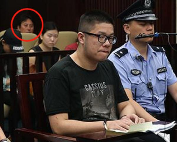 Sắp vào tù vì chi 800 tỷ chiều bạn gái, 'cậu ấm' Trung Quốc còn bị cô nàng ngoảnh mặt làm ngơ Sắp vào tù vì chi 800 tỷ chiều bạn gái, 'cậu ấm' Trung Quốc còn bị cô nàng ngoảnh mặt làm ngơ
