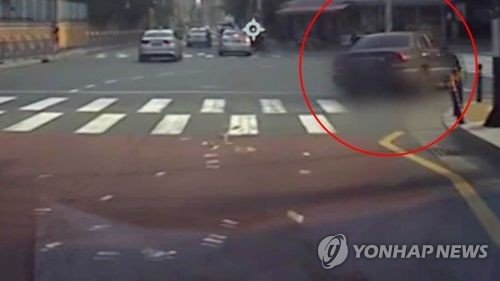 Một chị gái Hàn Quốc vừa chạy xe vừa ném 15 triệu won qua cửa sổ vì 'giàu quá thì chị vứt bớt thôi' Một chị gái Hàn Quốc vừa chạy xe vừa ném 15 triệu won qua cửa sổ vì 'giàu quá thì chị vứt bớt thôi'