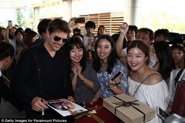 Điệu bắn tim móc từ túi quần của Tom Cruise trong 'Running Man' gây sốt mạng xã hội vì quá hài Điệu bắn tim móc từ túi quần của Tom Cruise trong 'Running Man' gây sốt mạng xã hội vì quá hài