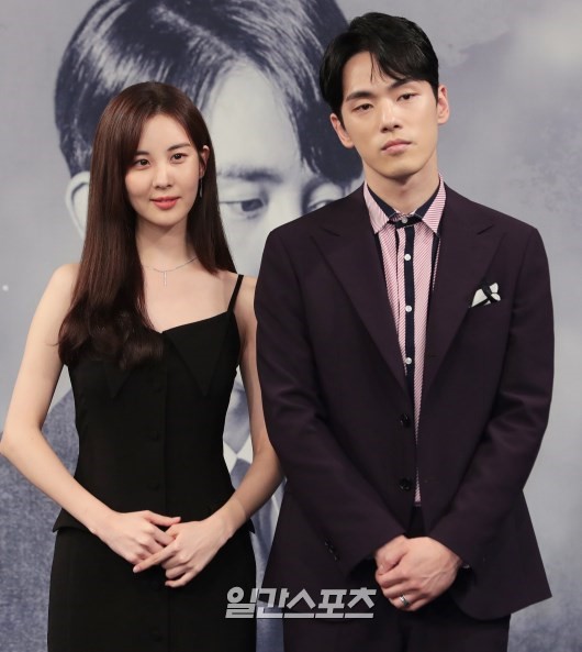 Mỹ nam 'School 2017' bị chỉ trích thậm tệ vì vẻ mặt cau có và cách hành xử thô lỗ với Seohyun trong buổi họp báo Mỹ nam 'School 2017' bị chỉ trích thậm tệ vì vẻ mặt cau có và cách hành xử thô lỗ với Seohyun trong buổi họp báo