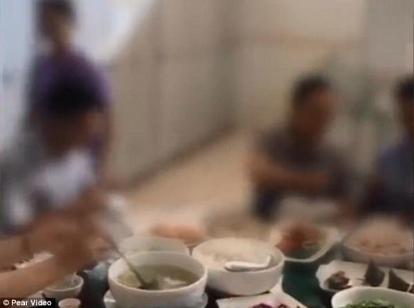 Nhân viên Trung Quốc ăn mochi lăn 20 lần trong bồn tiểu nam để chứng minh độ sạch của nhà vệ sinh Nhân viên Trung Quốc ăn mochi lăn 20 lần trong bồn tiểu nam để chứng minh độ sạch của nhà vệ sinh