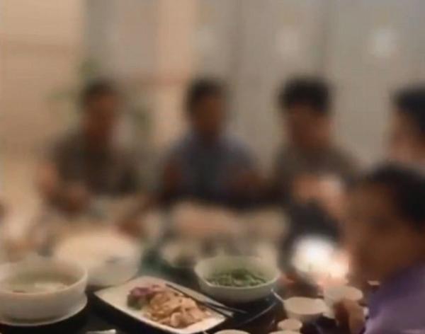 Nhân viên Trung Quốc ăn mochi lăn 20 lần trong bồn tiểu nam để chứng minh độ sạch của nhà vệ sinh Nhân viên Trung Quốc ăn mochi lăn 20 lần trong bồn tiểu nam để chứng minh độ sạch của nhà vệ sinh