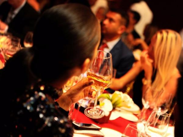 Sinh viên trẻ giải quyết gánh nặng học phí bằng cách tìm đến các 'sugar daddy', 'sugar mommy' Sinh viên trẻ giải quyết gánh nặng học phí bằng cách tìm đến các 'sugar daddy', 'sugar mommy'