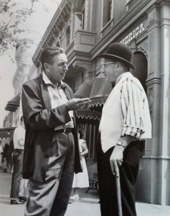 Vì sao nhân viên Disneyland không được dùng một ngón tay để chỉ dẫn khách tham quan? Vì sao nhân viên Disneyland không được dùng một ngón tay để chỉ dẫn khách tham quan?