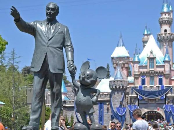 Vì sao nhân viên Disneyland không được dùng một ngón tay để chỉ dẫn khách tham quan? Vì sao nhân viên Disneyland không được dùng một ngón tay để chỉ dẫn khách tham quan?