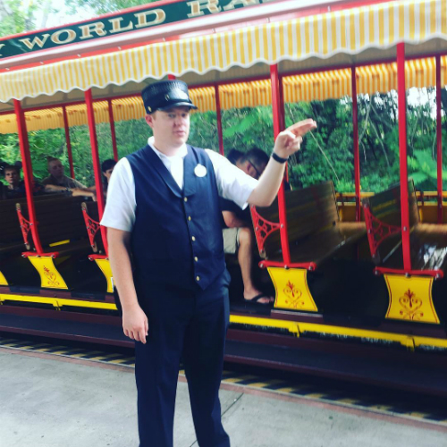 Vì sao nhân viên Disneyland không được dùng một ngón tay để chỉ dẫn khách tham quan? Vì sao nhân viên Disneyland không được dùng một ngón tay để chỉ dẫn khách tham quan?