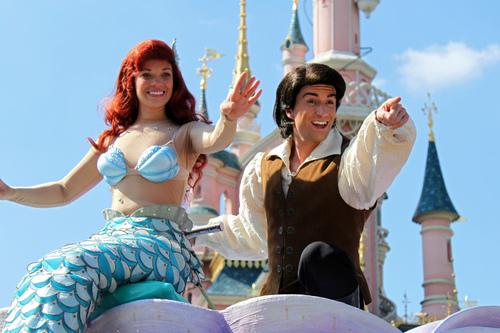 Vì sao nhân viên Disneyland không được dùng một ngón tay để chỉ dẫn khách tham quan? Vì sao nhân viên Disneyland không được dùng một ngón tay để chỉ dẫn khách tham quan?
