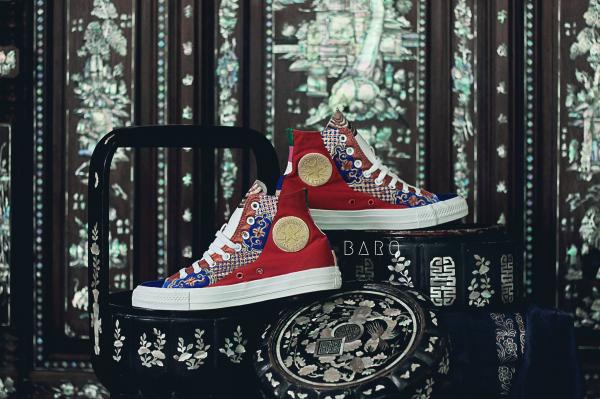 Đôi Converse hoạ tiết cung đình thời Nguyễn có phải là đôi giày ấn tượng nhất mà bạn từng thấy? Đôi Converse hoạ tiết cung đình thời Nguyễn có phải là đôi giày ấn tượng nhất mà bạn từng thấy?