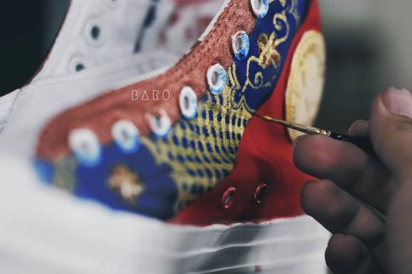 Đôi Converse hoạ tiết cung đình thời Nguyễn có phải là đôi giày ấn tượng nhất mà bạn từng thấy? Đôi Converse hoạ tiết cung đình thời Nguyễn có phải là đôi giày ấn tượng nhất mà bạn từng thấy?