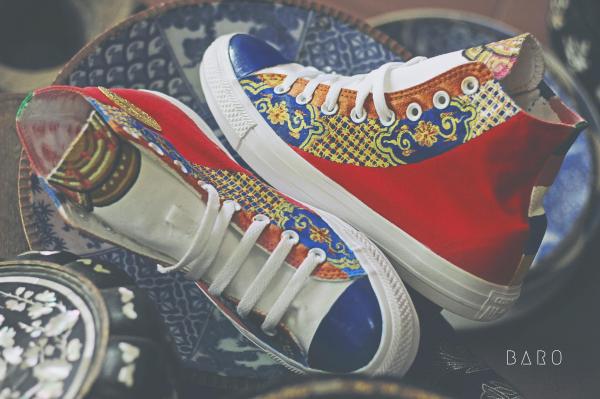 Đôi Converse hoạ tiết cung đình thời Nguyễn có phải là đôi giày ấn tượng nhất mà bạn từng thấy? Đôi Converse hoạ tiết cung đình thời Nguyễn có phải là đôi giày ấn tượng nhất mà bạn từng thấy?