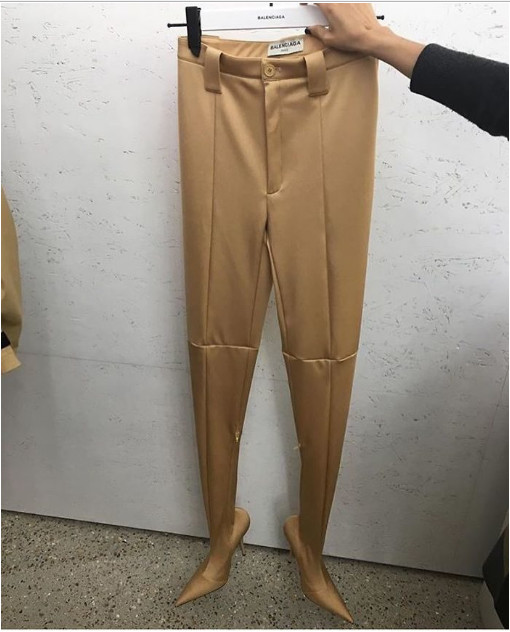 Phong cách xài giày của các 'thánh hoàn cảnh' và 'thánh chế' lầy lội mức nào? Phong cách xài giày của các 'thánh hoàn cảnh' và 'thánh chế' lầy lội mức nào?