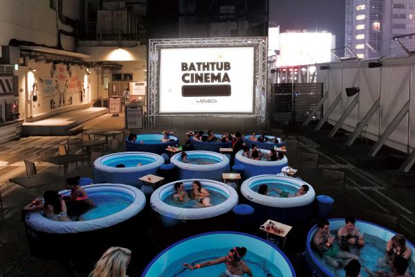Giải khát mùa hè với 'rạp chiếu phim bồn tắm' đầu tiên của Nhật Bản tại rooftop Shibuya 109 Giải khát mùa hè với 'rạp chiếu phim bồn tắm' đầu tiên của Nhật Bản tại rooftop Shibuya 109