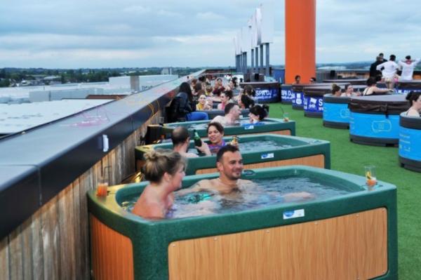 Giải khát mùa hè với 'rạp chiếu phim bồn tắm' đầu tiên của Nhật Bản tại rooftop Shibuya 109 Giải khát mùa hè với 'rạp chiếu phim bồn tắm' đầu tiên của Nhật Bản tại rooftop Shibuya 109