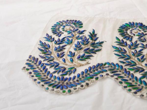 Thêu họa tiết bọ cánh cứng: Bí mật làm nên sự xa xỉ và hoa mỹ trong trang phục giới thượng lưu xưa Thêu họa tiết bọ cánh cứng: Bí mật làm nên sự xa xỉ và hoa mỹ trong trang phục giới thượng lưu xưa