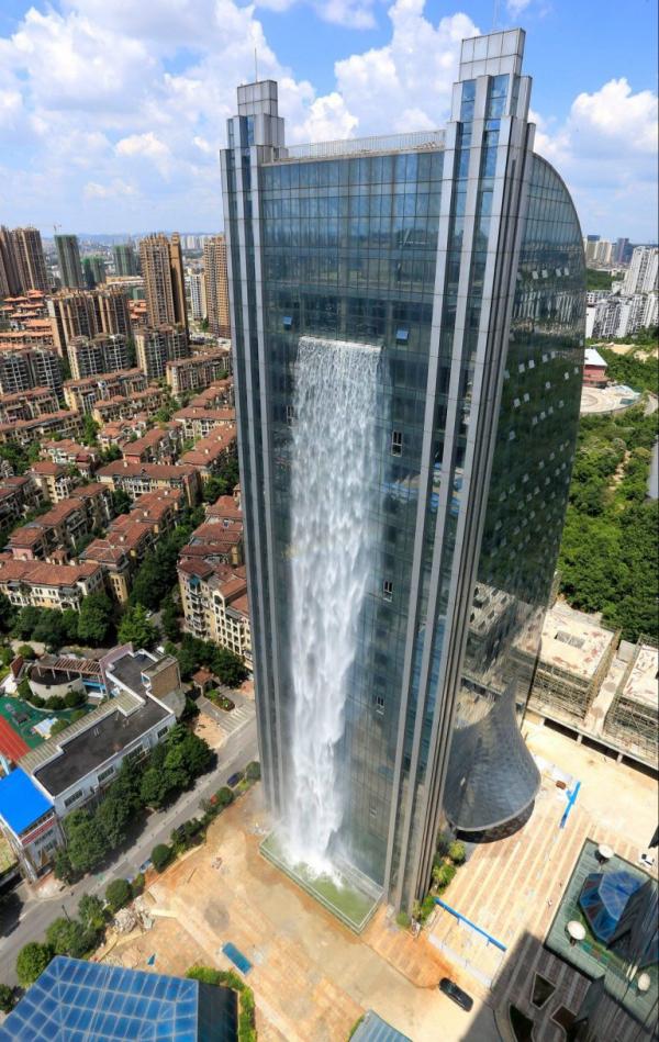 Cảnh tượng ngoạn mục của thác nước cao hơn trăm mét giữa toà nhà chọc trời ở Trung Quốc Cảnh tượng ngoạn mục của thác nước cao hơn trăm mét giữa toà nhà chọc trời ở Trung Quốc