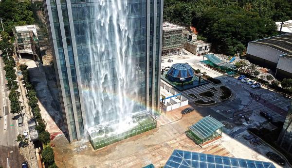 Cảnh tượng ngoạn mục của thác nước cao hơn trăm mét giữa toà nhà chọc trời ở Trung Quốc Cảnh tượng ngoạn mục của thác nước cao hơn trăm mét giữa toà nhà chọc trời ở Trung Quốc
