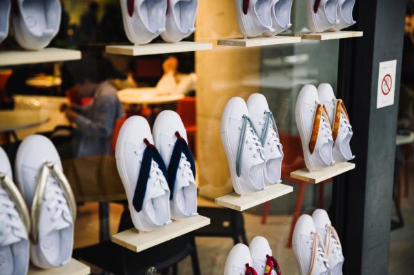 Giày sneaker 'lai' dép gỗ Nhật Bản đang 'làm mưa làm gió' trên các trang bán hàng trực tuyến Giày sneaker 'lai' dép gỗ Nhật Bản đang 'làm mưa làm gió' trên các trang bán hàng trực tuyến