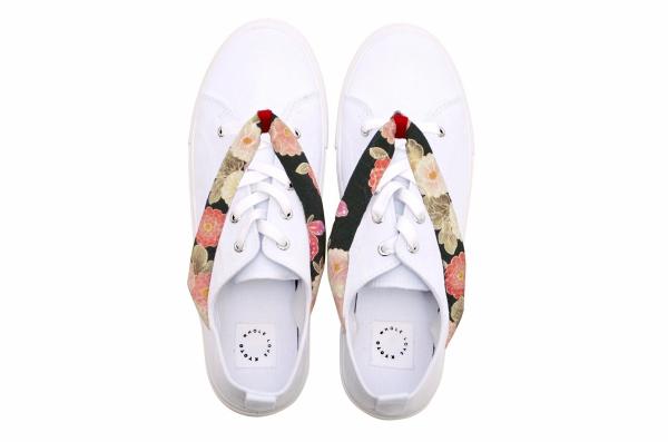 Giày sneaker 'lai' dép gỗ Nhật Bản đang 'làm mưa làm gió' trên các trang bán hàng trực tuyến Giày sneaker 'lai' dép gỗ Nhật Bản đang 'làm mưa làm gió' trên các trang bán hàng trực tuyến