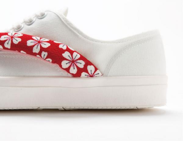 Giày sneaker 'lai' dép gỗ Nhật Bản đang 'làm mưa làm gió' trên các trang bán hàng trực tuyến Giày sneaker 'lai' dép gỗ Nhật Bản đang 'làm mưa làm gió' trên các trang bán hàng trực tuyến