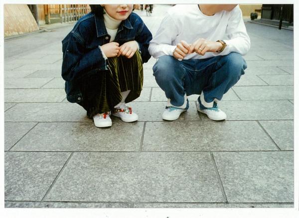 Giày sneaker 'lai' dép gỗ Nhật Bản đang 'làm mưa làm gió' trên các trang bán hàng trực tuyến Giày sneaker 'lai' dép gỗ Nhật Bản đang 'làm mưa làm gió' trên các trang bán hàng trực tuyến