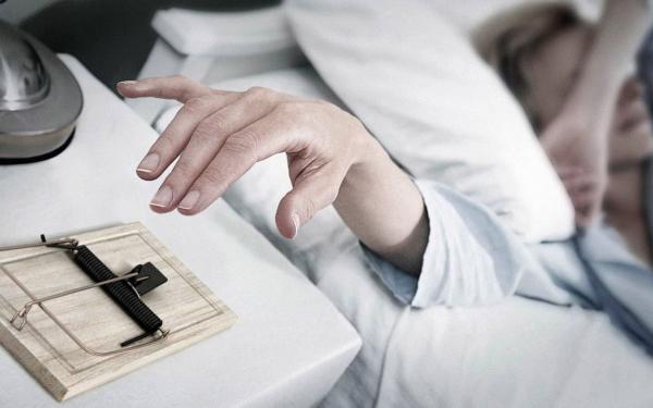 Phải tuyệt vọng lắm các 'thánh ngủ nướng' mới dùng đến những cách này để thức dậy Phải tuyệt vọng lắm các 'thánh ngủ nướng' mới dùng đến những cách này để thức dậy