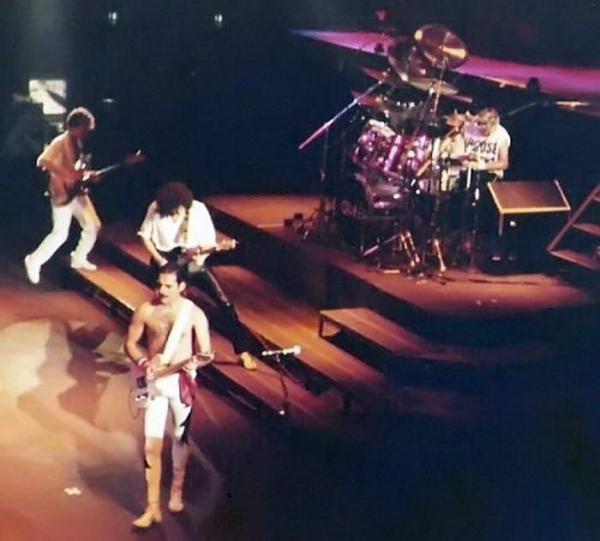 Cuộc tình đồng tính bí ẩn và ngọt ngào của huyền thoại Freddie Mercury (Queen) Cuộc tình đồng tính bí ẩn và ngọt ngào của huyền thoại Freddie Mercury (Queen)