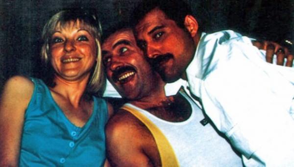 Cuộc tình đồng tính bí ẩn và ngọt ngào của huyền thoại Freddie Mercury (Queen) Cuộc tình đồng tính bí ẩn và ngọt ngào của huyền thoại Freddie Mercury (Queen)