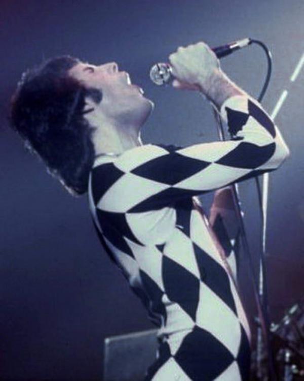 Cuộc tình đồng tính bí ẩn và ngọt ngào của huyền thoại Freddie Mercury (Queen) Cuộc tình đồng tính bí ẩn và ngọt ngào của huyền thoại Freddie Mercury (Queen)