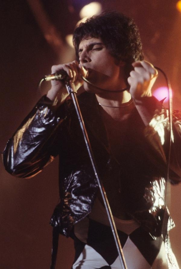 Cuộc tình đồng tính bí ẩn và ngọt ngào của huyền thoại Freddie Mercury (Queen) Cuộc tình đồng tính bí ẩn và ngọt ngào của huyền thoại Freddie Mercury (Queen)