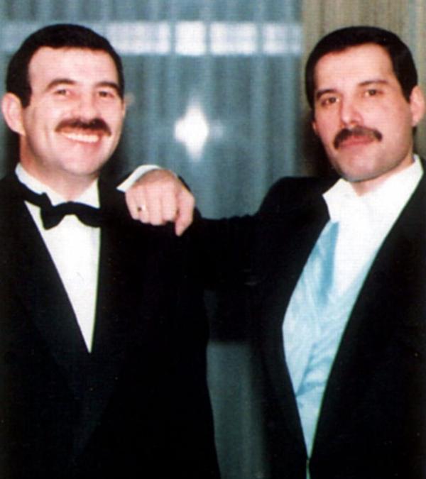 Cuộc tình đồng tính bí ẩn và ngọt ngào của huyền thoại Freddie Mercury (Queen) Cuộc tình đồng tính bí ẩn và ngọt ngào của huyền thoại Freddie Mercury (Queen)