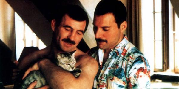 Cuộc tình đồng tính bí ẩn và ngọt ngào của huyền thoại Freddie Mercury (Queen) Cuộc tình đồng tính bí ẩn và ngọt ngào của huyền thoại Freddie Mercury (Queen)